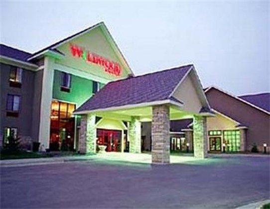 Wildwood Lodge & Suites Clive Exterior photo