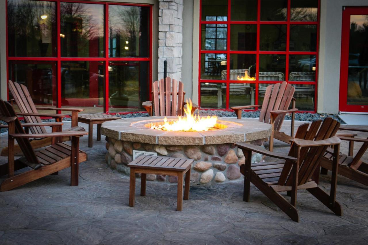Wildwood Lodge & Suites Clive Exterior photo